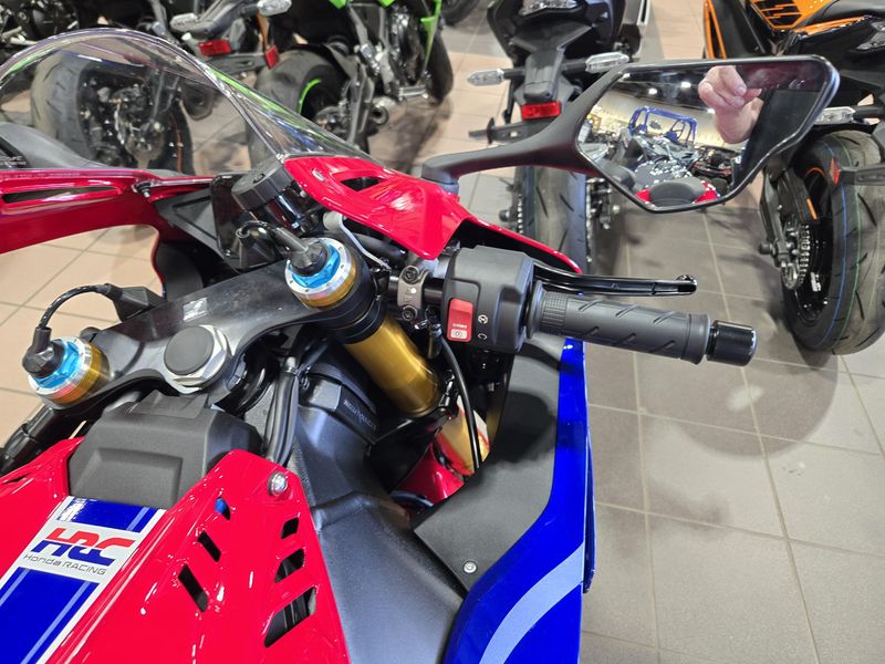 NEW 2025 HONDA CBR1000RR R FIREBLADE SP Image 11