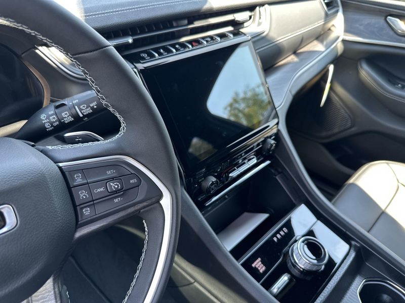 New 2025 Jeep Grand Cherokee L Limited 4x4Image 27