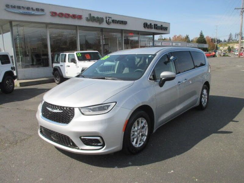 2023 Chrysler Pacifica Touring LImage 2