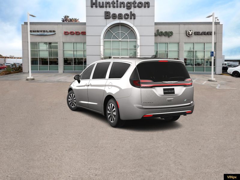 2025 Chrysler Pacifica Hybrid SelectImage 5