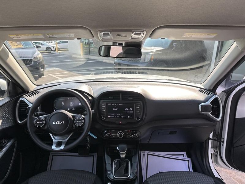2023 Kia Soul LXImage 19