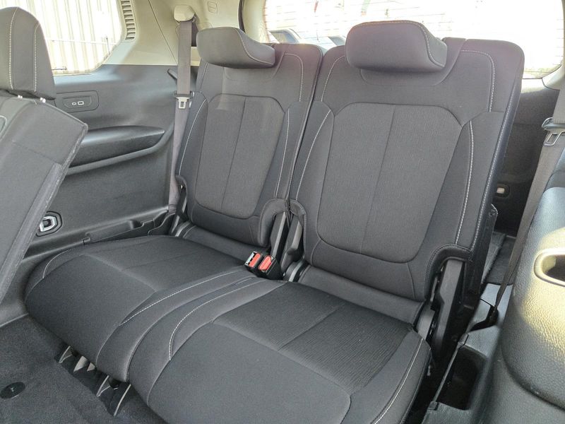 Used 2023 Jeep Grand Cherokee L Laredo 4x2