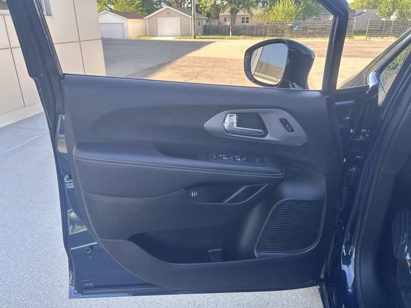 2025 Chrysler Pacifica Hybrid SelectImage 11