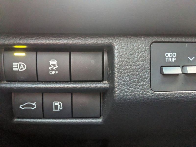 2022 Toyota Avalon Hybrid XLE in a Ice Edge exterior color and Blackinterior. Johnson Dodge 601-693-6343 pixelmotiondemo.com 