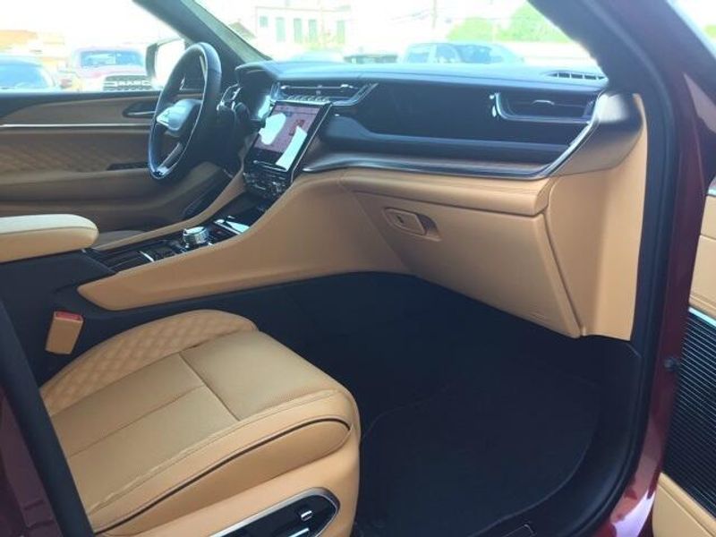 2025 Jeep Grand Cherokee Summit Reserve 4x4Image 17