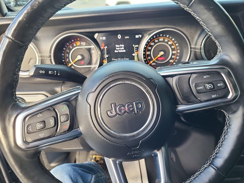 Used 2018 Jeep Wrangler Unlimited SaharaImage 5