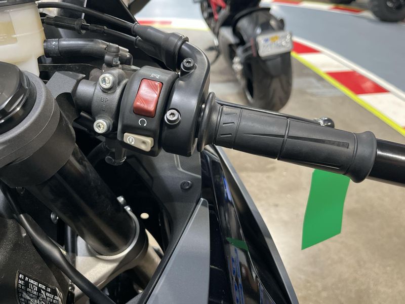 2025 Kawasaki Ninja ZX-6R Image 12
