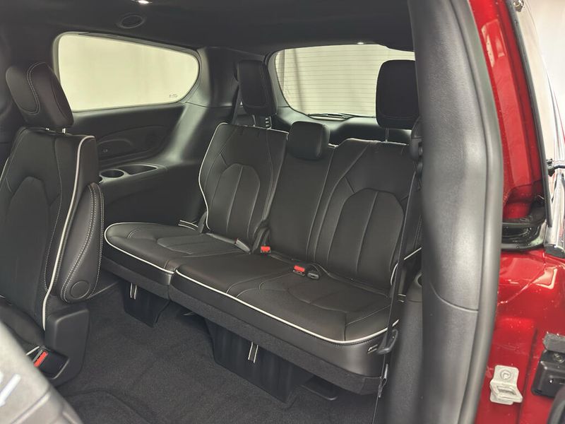 New 2027 Chrysler Pacifica Limited AwdImage 19