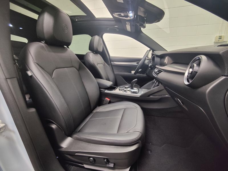 2024 Alfa Romeo Stelvio Ti AWD w/Sunroof/NavImage 5