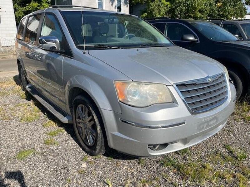 Used 2008 Chrysler Town & Country LMTImage 4
