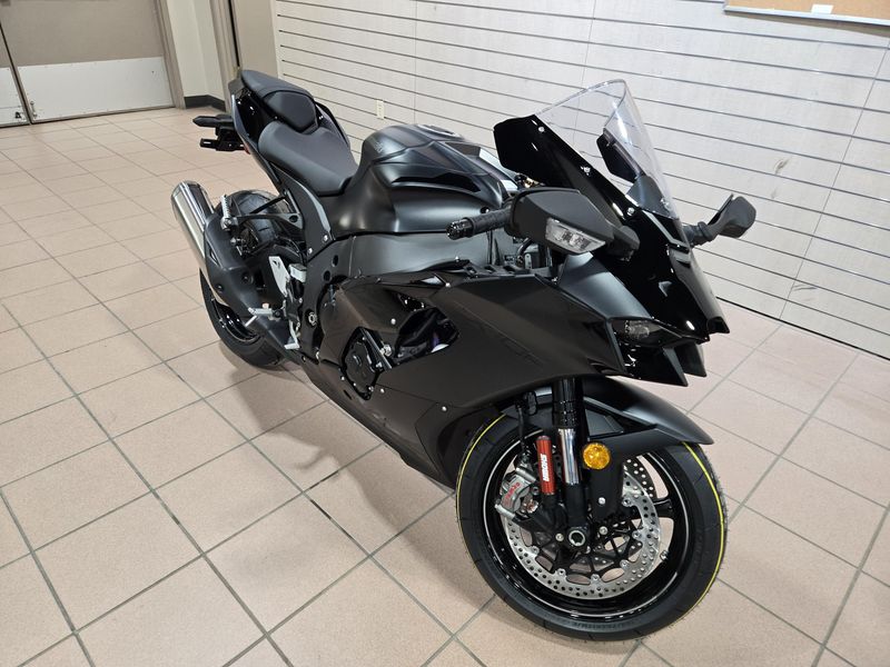 2025 Kawasaki NINJA ZX10R ABS METALLIC FLAT SPARK BLACK AND EBONYImage 2