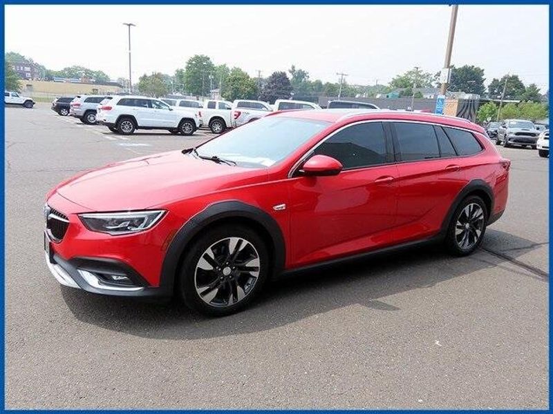 Used 2018 Buick Regal TourX EssenceImage 1