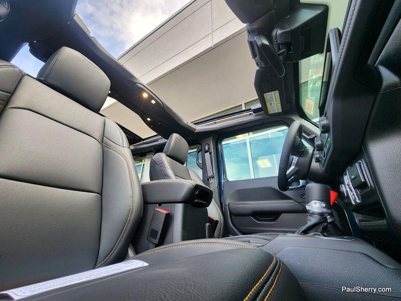 New 2025 Jeep Wrangler 4-door SaharaImage 28