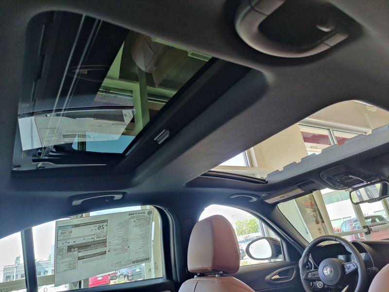 2024 Alfa Romeo Giulia Ti AWD w/Sunroof/NavImage 6