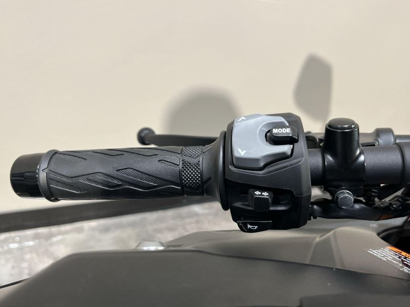 2025 Suzuki GSX-8R Image 13