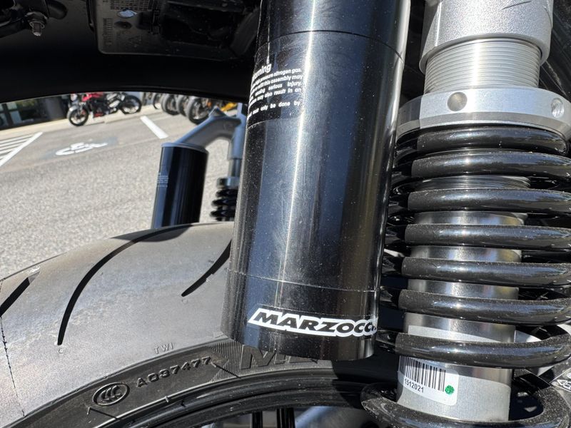 2025 Triumph Speed Twin 1200 - CRYSTAL WHITE - SAPPHIRE BLACK