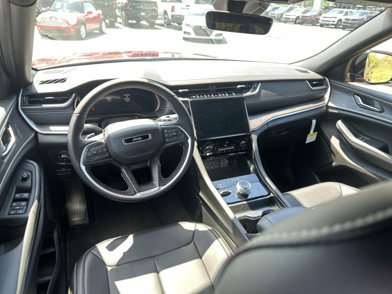 New 2025 Jeep Grand Cherokee L Limited 4x4Image 17