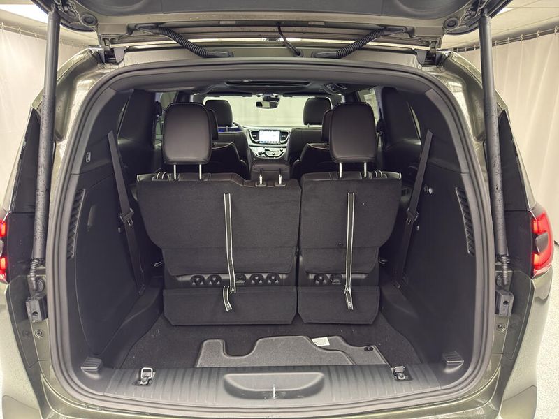 New 2027 Chrysler Pacifica Limited AwdImage 15