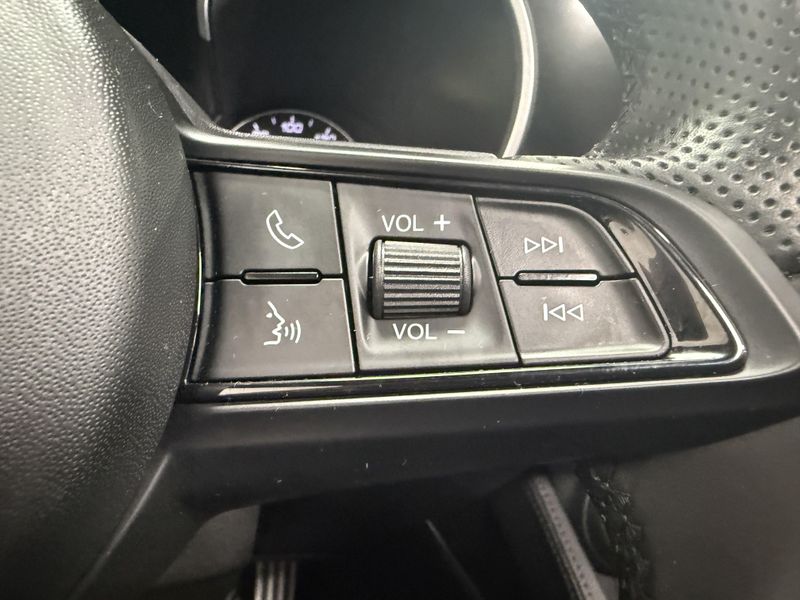 Used 2023 Alfa Romeo Stelvio Ti AWD w/Sunroof & NavImage 25