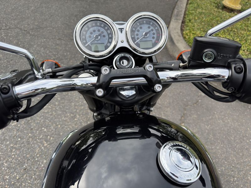 2025 Triumph Bonneville T100 - JET BLACK 