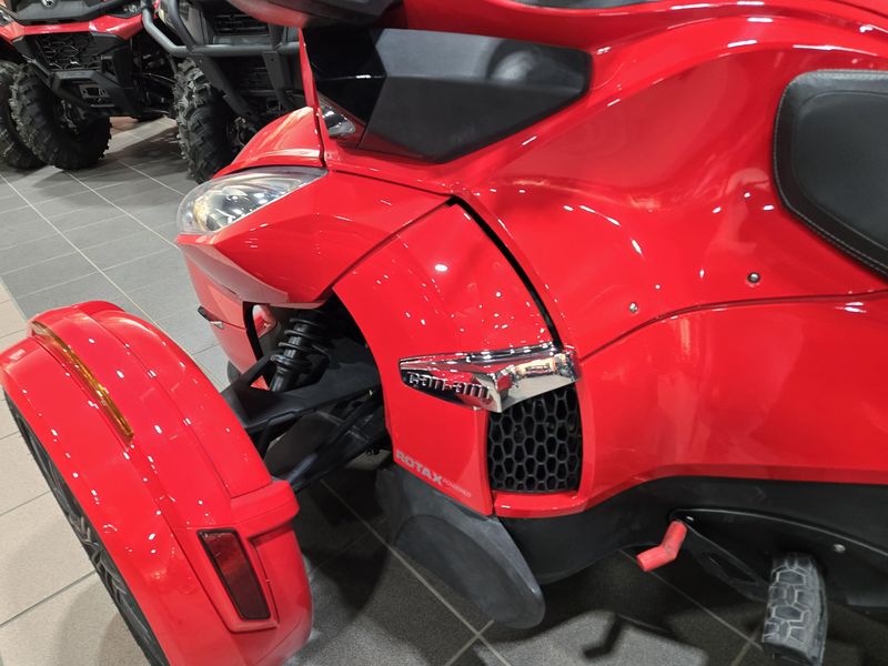 USED 2013 CAN-AM SPYDER RT Image 18