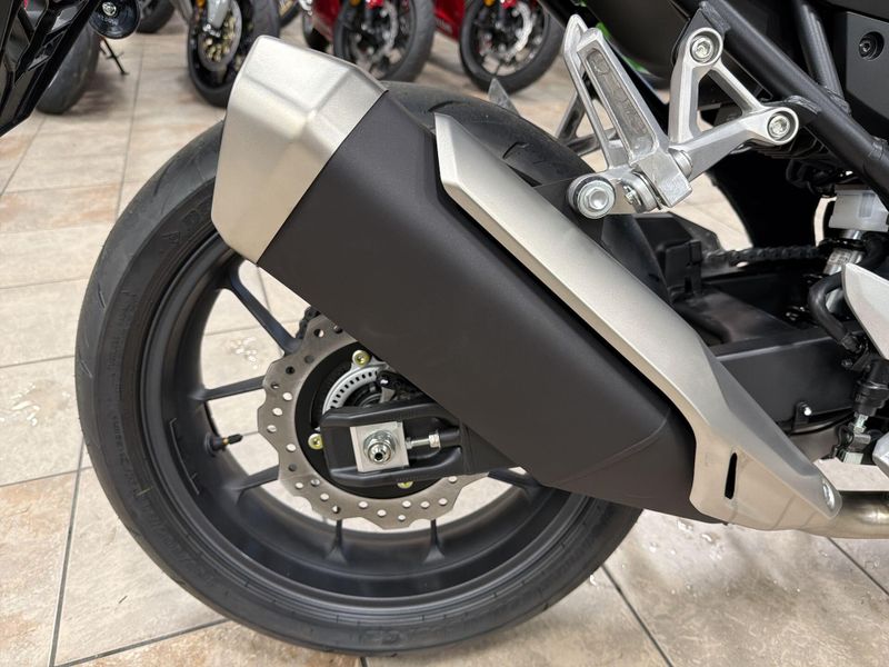 New 2025 Honda CB750 HORNET Image 16