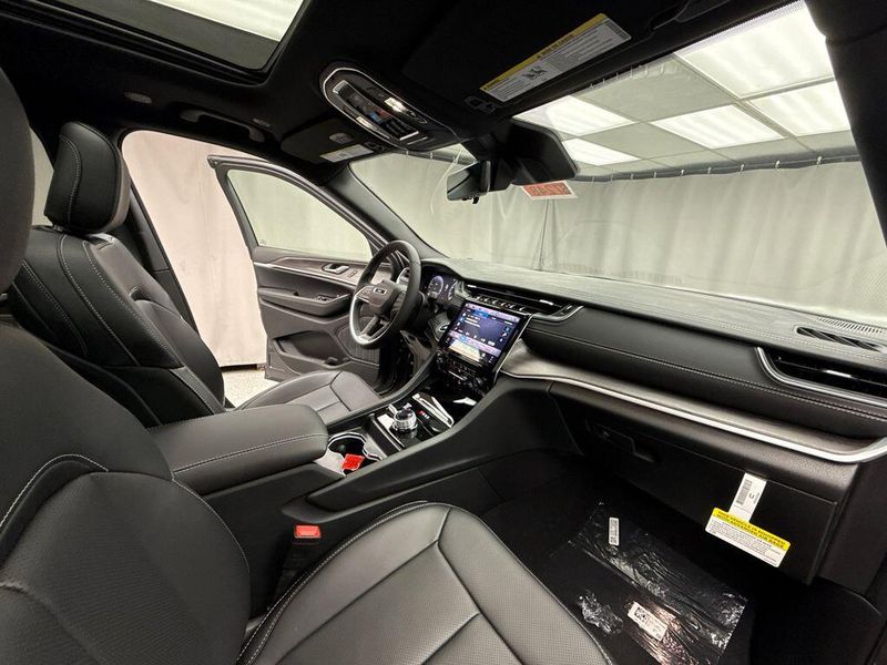 New 2025 Jeep Grand Cherokee L Limited 4x4Image 17