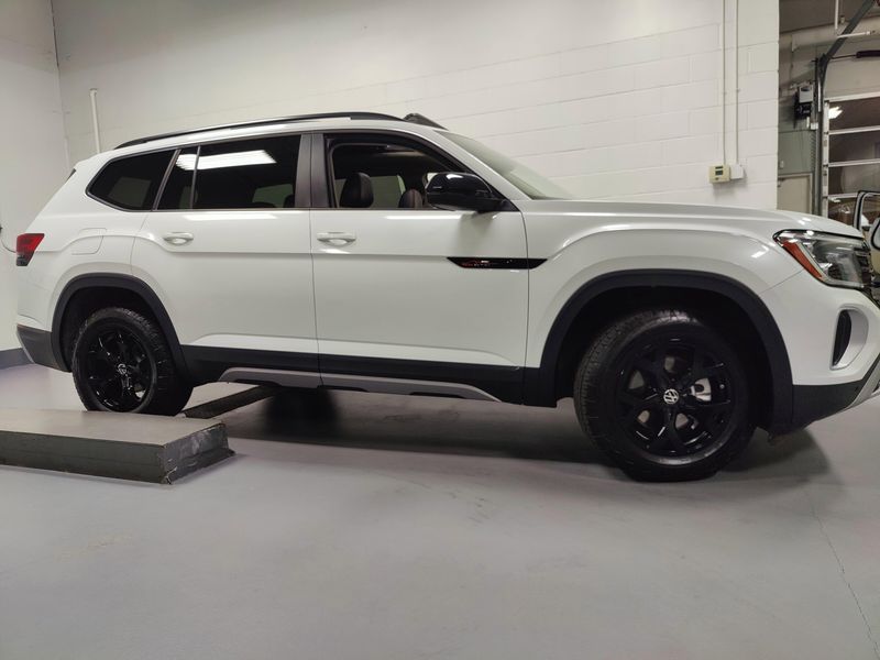2024 Volkswagen Atlas Peak Edition SEL photo 3