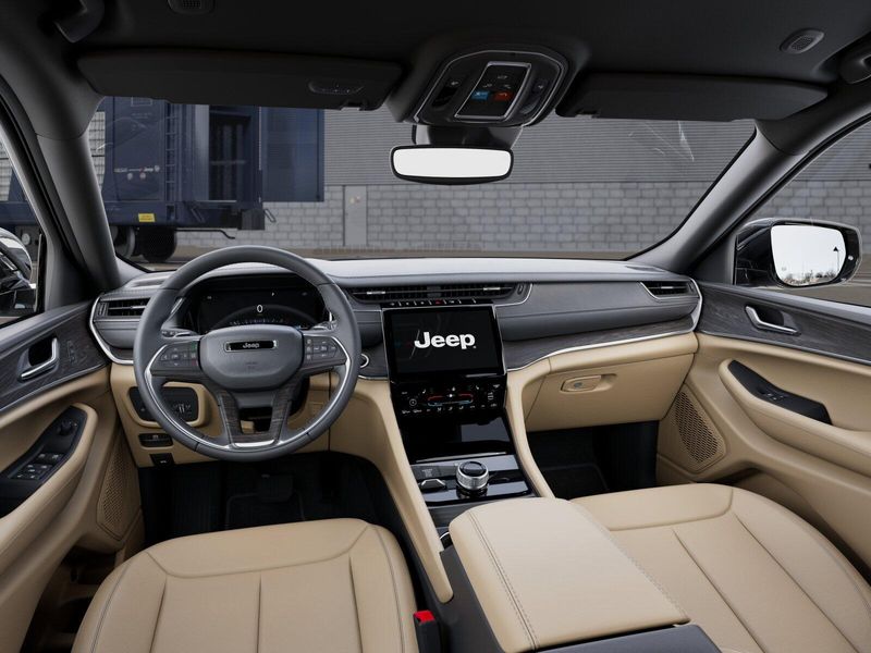 New 2025 Jeep Grand Cherokee L Limited 4x4Image 46