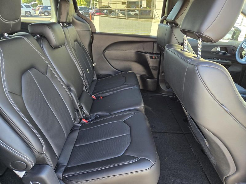 New 2026 Chrysler Pacifica Select FWD
