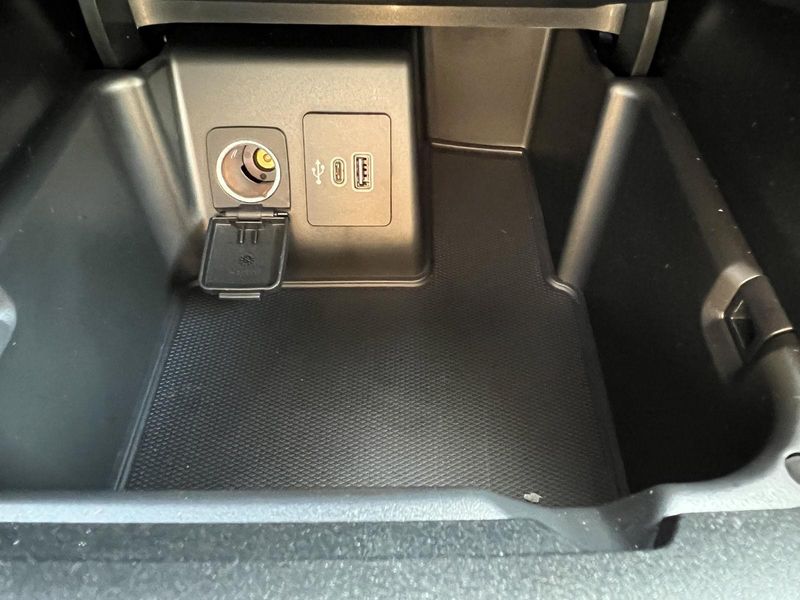2025 Ford Explorer photo 29