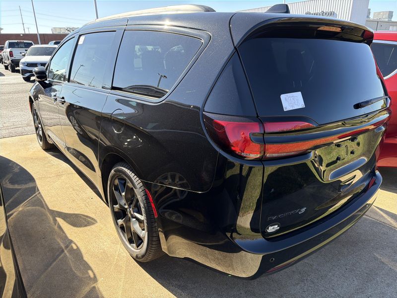 New 2026 Chrysler Pacifica LimitedImage 10