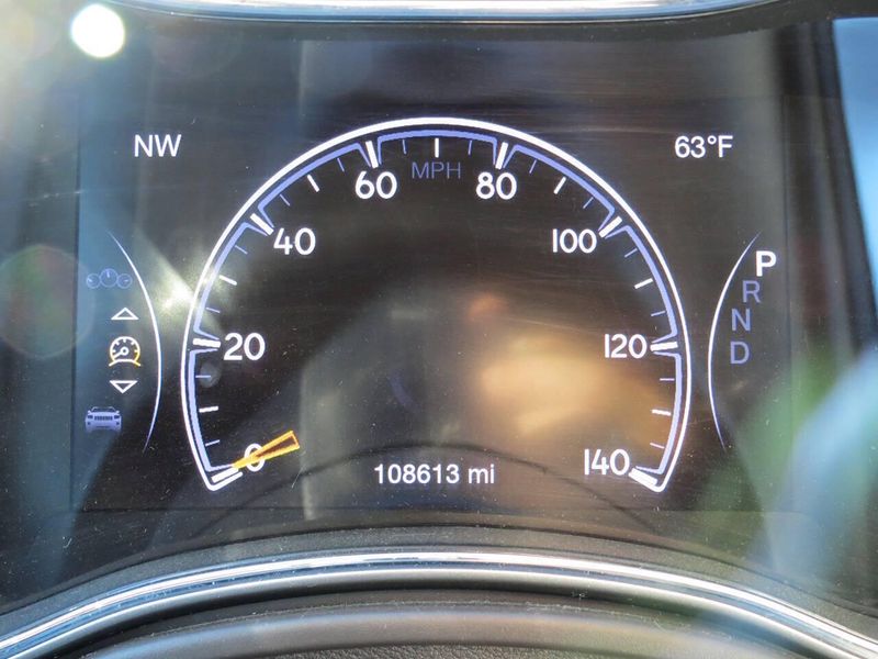 Used 2017 Jeep Grand Cherokee Overland 4x4 4dr SUVImage 12