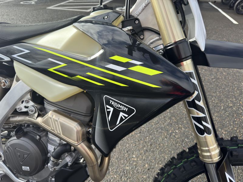 2026 Triumph TF 250 - C - JET BLACK - PURE WHITE 