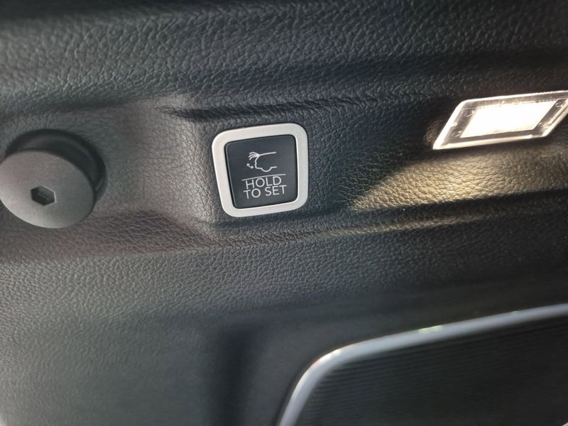 Used 2022 Jeep Grand Cherokee L LimitedImage 19