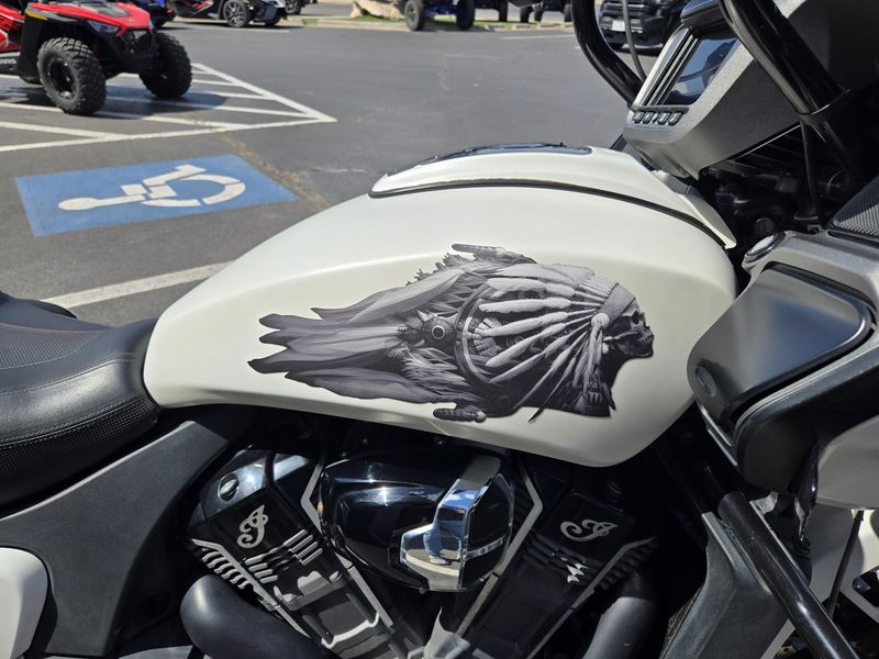 2020 Indian Motorcycle CHALLENGER DARK HORSE WHITE SMOKE Image 11