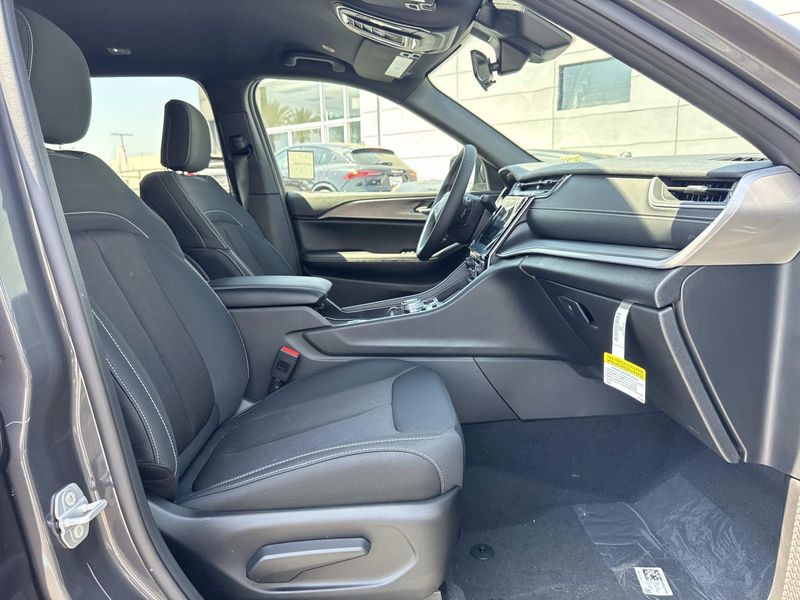 New 2026 Jeep Grand Cherokee L Laredo 4x2