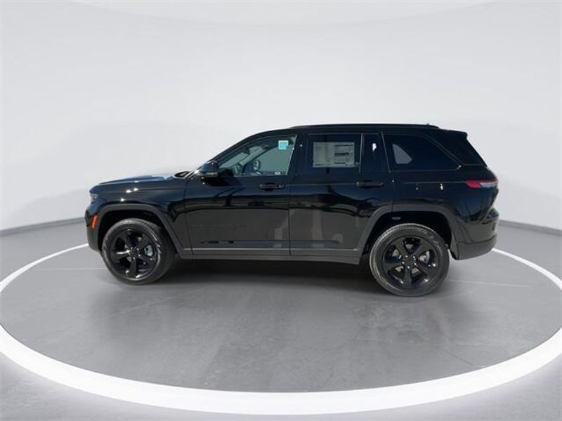2025 Jeep Grand Cherokee Limited photo 3