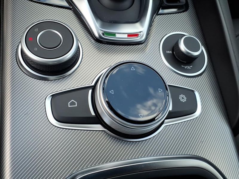 New 2025 Alfa Romeo Giulia AwdImage 23