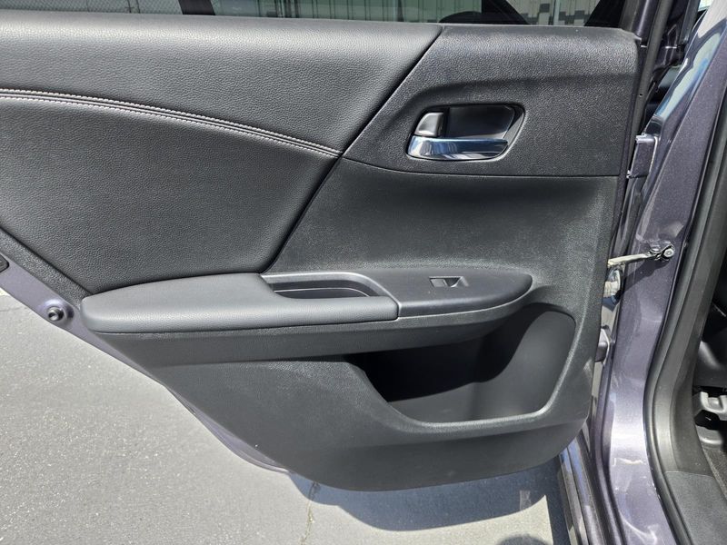 2017 Honda HR-V LX photo 21
