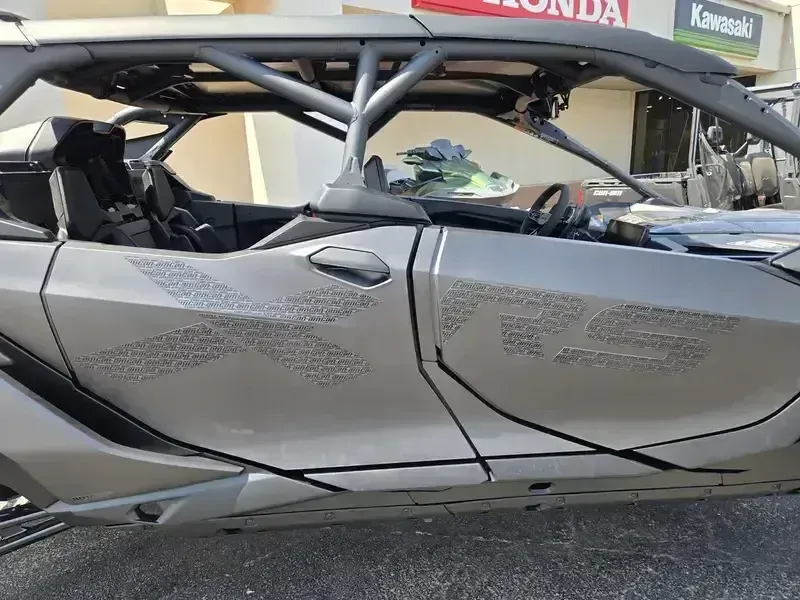 2025 Can-Am MAVERICK R MAX X RS 999T DCT TRIPLE BLACK Image 23