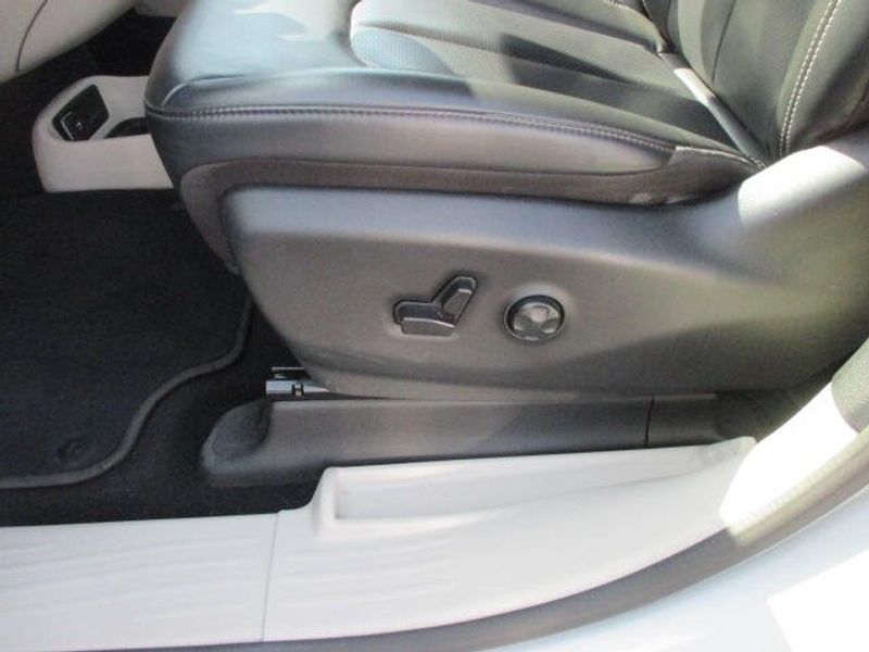 2023 Chrysler Pacifica Touring LImage 17