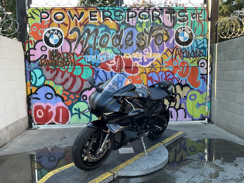 Used 2025 Yamaha YZF-R1 Image 1