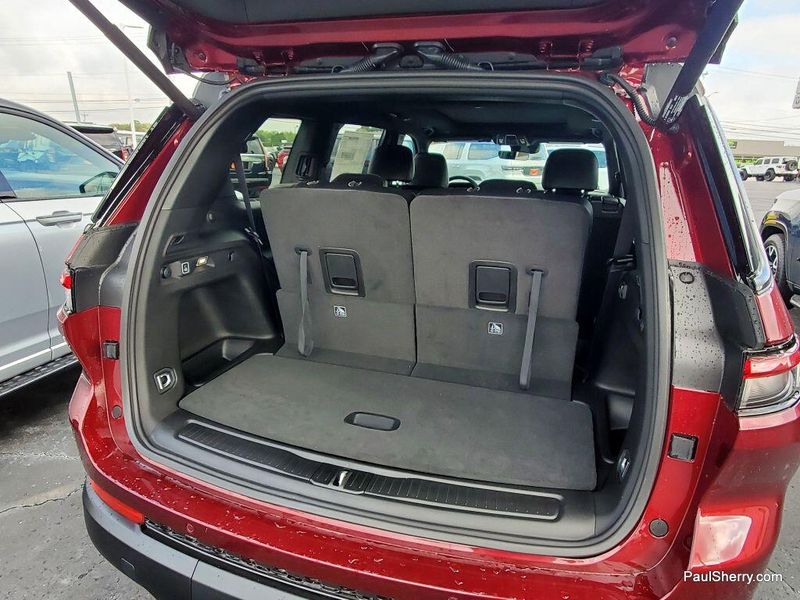 2025 Jeep Grand Cherokee Limited photo 13