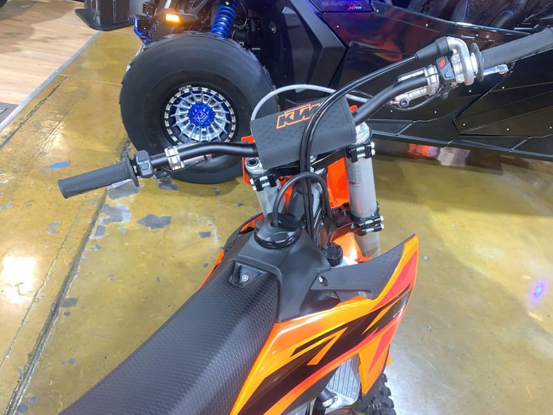2025 KTM 300 SX Image 17
