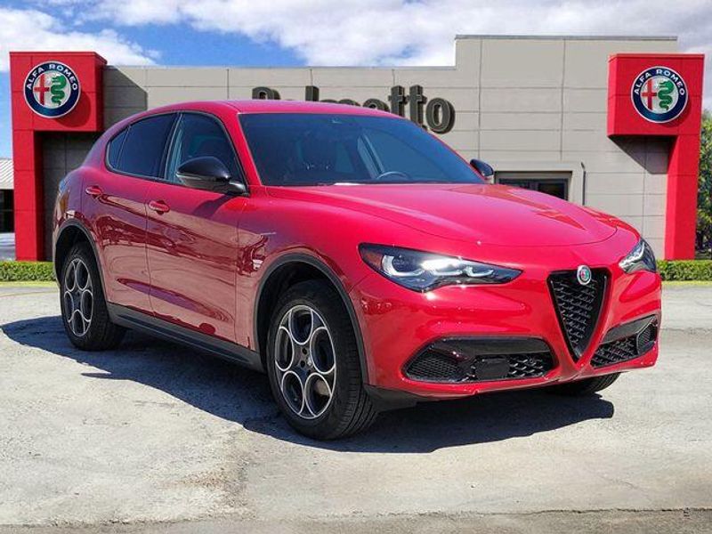 2025 Alfa Romeo Stelvio photo 3