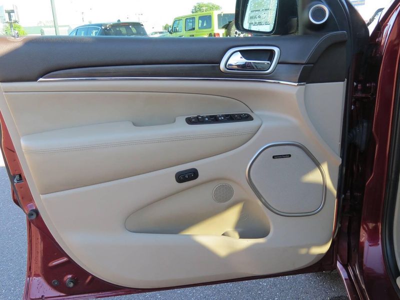 Used 2017 Jeep Grand Cherokee Overland 4x4 4dr SUVImage 7