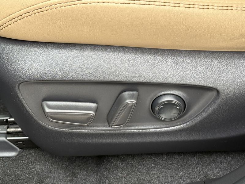 2021 Toyota RAV4 Hybrid LimitedImage 22