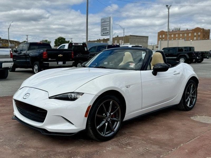 2019 Mazda MX-5 Miata ClubImage 1