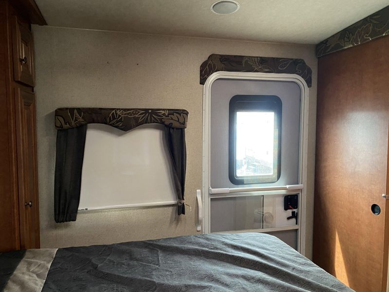 2016 NORTHWOOD ARCTIC FOX 32-A Image 25